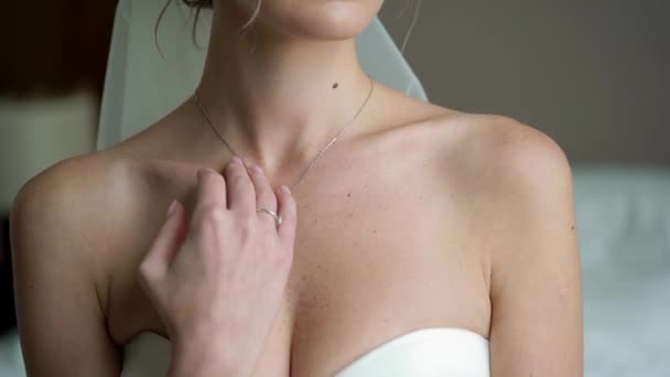 A jovem noiva pôs um colar de luxo no peito. Preparação de manhã de casamento de mulher jovem — Vídeo de Stock