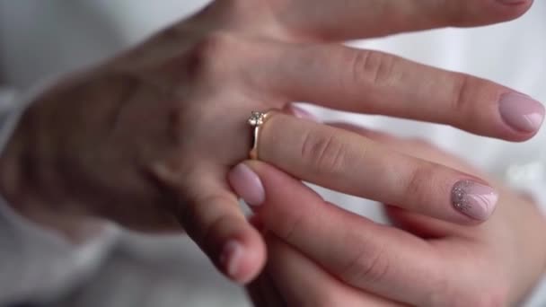 Junge Frau setzte ihren Fingerschmuckring mit Diamanten auf. Luxus teure Antragsklingeln. Braut am Hochzeitstag — Stockvideo