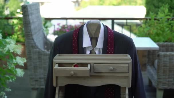 Vêtements de mode homme - veste, cravate et chemise. Style de chambre pour mariage — Video