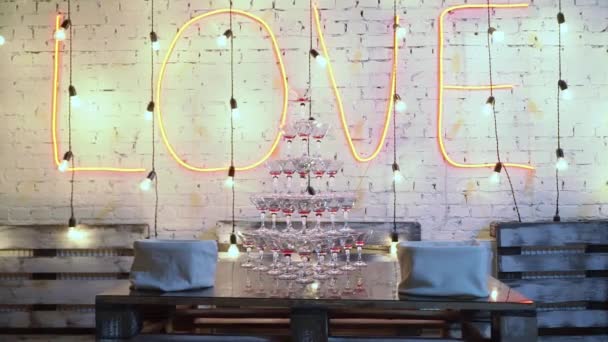 Piramida wieża szklanek z szampanem. Wino musujące na przyjęciu, uroczystość, ślub, urodziny lub rocznica. — Wideo stockowe