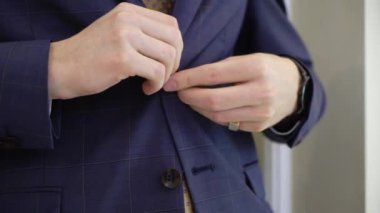 Genç adam ceketini giydi. Kutlama, iş toplantısı ya da düğün için giyinme