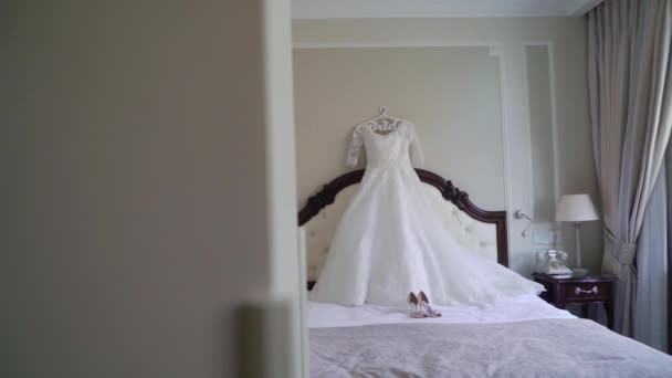 Vestido de novia de lujo para novia. Vestido blanco de novia . — Vídeos de Stock