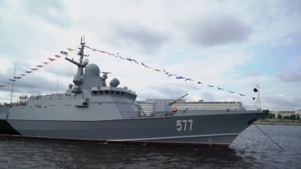 SAINT-PETERSBURG, RÚSSIA - 25 de julho de 2019: Desfile de navios de batalha da nave russa no rio Neva . — Vídeo de Stock