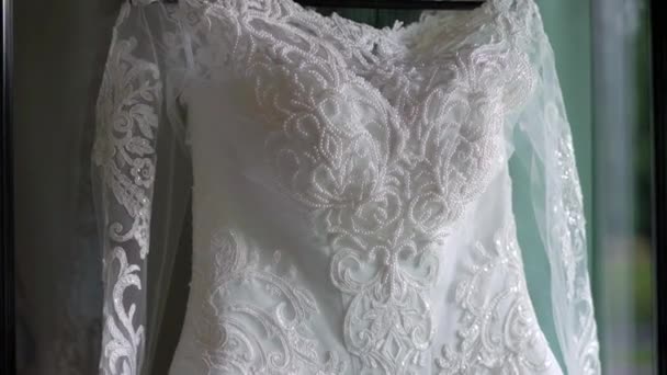 Vestido de novia de lujo para novia. Vestido blanco de novia . — Vídeo de stock