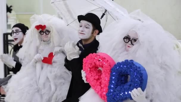 Αγία Πετρούπολη, Ρωσία - 20 Σεπτεμβρίου 2019: Mime wedding couple bride and wife show. — Αρχείο Βίντεο