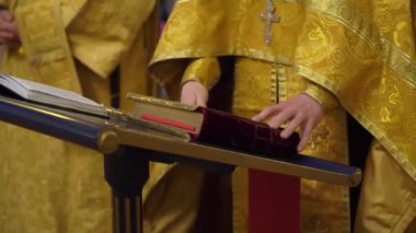 Rahip kilisede dua ediyor. Hıristiyanlık töreni.