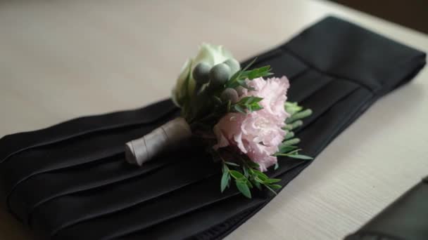 Aksesoris Mans - boutonniere, sabuk untuk tuxedo. Busana pengantin pria untuk pernikahan . — Stok Video