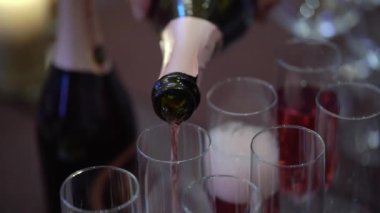 Partide şampanya bardakta ve şişede. Alkol ve içecek.