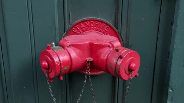 Fire red Standpipe v New Yorku — Stock video