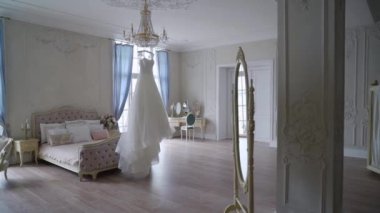 Gelin için lüks gelinlik. Gelin beyaz elbisesi.