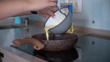 Sabah kahvaltıda kızarmış yumurta ya da omlet pişir.