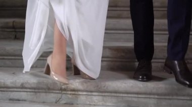 Şehirde bir düğün çifti. Gelin ve damat yürüyor