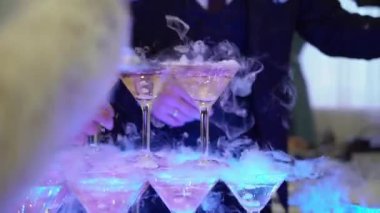 Şampanya kadehli piramit kulesi. Partide alkollü şarap, kutlama, düğün, doğum günü ya da yıldönümü.