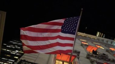 Gece Amerikan bayrağı. New York Caddesi