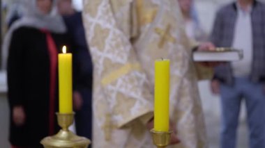 Rahip kilisede dua ediyor. Hıristiyanlık töreni.