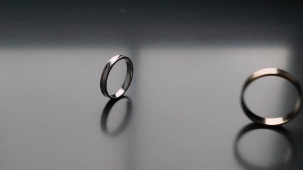 結婚指輪だ結婚のシンボルのペア。新郎新婦の愛が妻と夫になるのです。調和のシンボル. — ストック動画