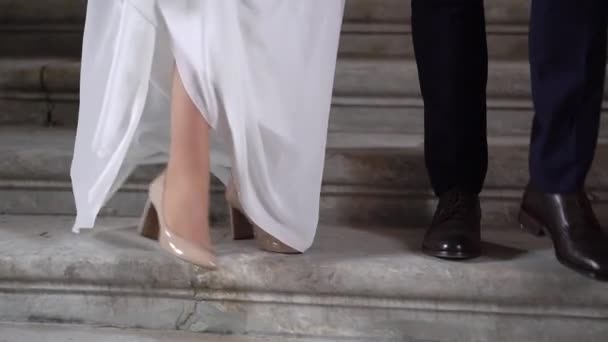 Couple de mariage dans une ville. Mariée et marié marche 