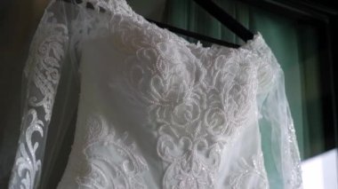 Gelin için lüks gelinlik. Gelin beyaz elbisesi.