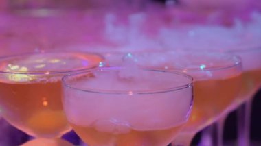 Şampanya kadehli piramit kulesi. Partide alkollü şarap, kutlama, düğün, doğum günü ya da yıldönümü.