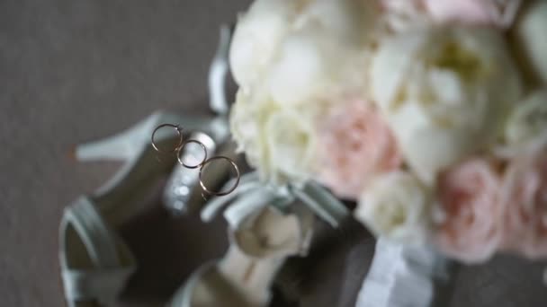 Anéis de casamento, buquê de flores e sapatos de noiva. Par de símbolos matrimoniais. Amor de noiva e noivo tornando-se esposa e marido. Símbolo matrimonial . — Vídeo de Stock