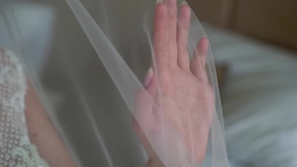 Družička pomáhá mladé nevěstě obléct si svatební šaty. Luxusní svatební šaty — Stock video