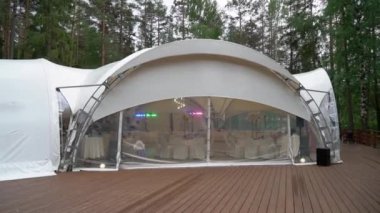 Ormanda tatil için bir çadır restoranı. Taşra beyaz çadırı. Düğün.
