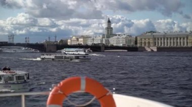 Saint-Petersburg, Rusya - 5 Ağustos 2019: Turistli yolcu gemisi şehrin nehir kanalında.