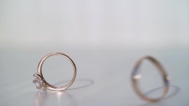 Evlilik yüzükleri. Bir çift evlilik sembolü. Gelin ve damadın karı koca olma aşkı. Evlilik sembolü.