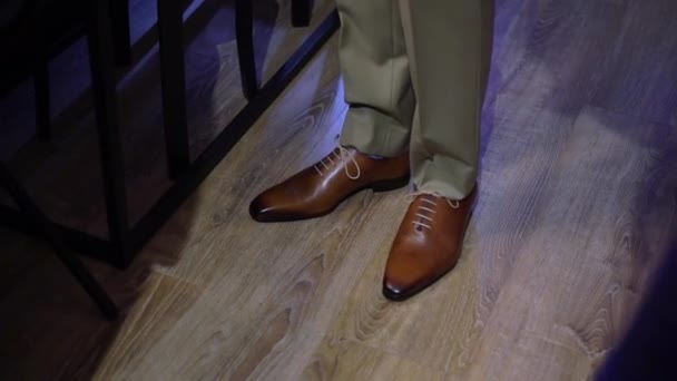 Junger Mann zog Schuhe an. Dressing für Feierlichkeiten, Geschäftstreffen oder Hochzeiten — Stockvideo
