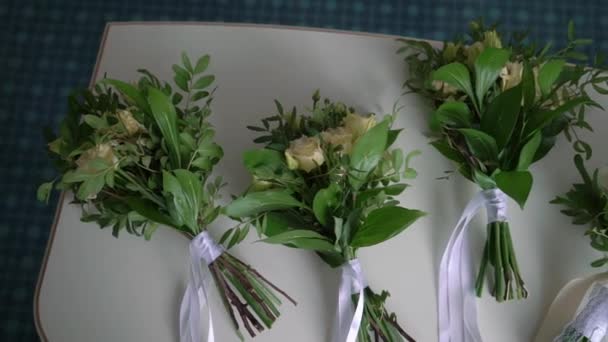 Bouquets de rosas brancas e amarelas. Buquê de casamento da noiva. Preparativos matinais dos recém-casados. Bouquets para a noiva e damas de honra . — Vídeo de Stock