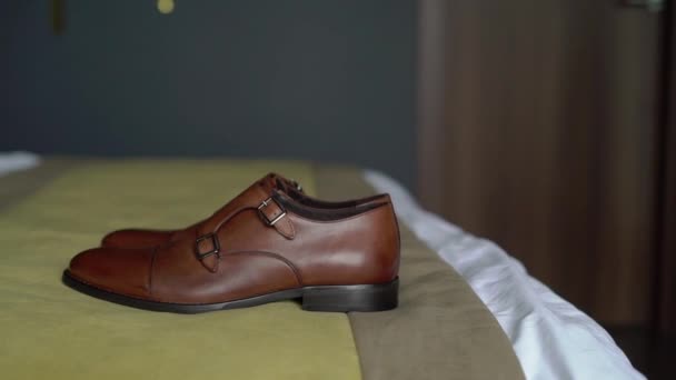Junger Mann zog Schuhe an. Dressing für Feierlichkeiten, Geschäftstreffen oder Hochzeiten — Stockvideo