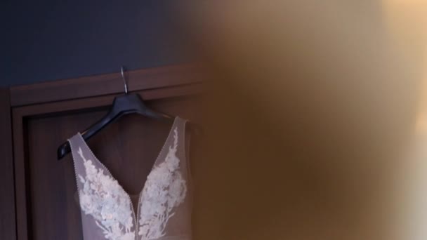 Robe de mariée de luxe pour mariée. Robe blanche de mariée . — Video