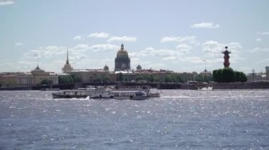 Saint-Petersburg şehri Neva nehri, Rostral kolonları, Vasilevsky adası ve borsası, Isaacs katedrali ve deniz kuvvetleri.