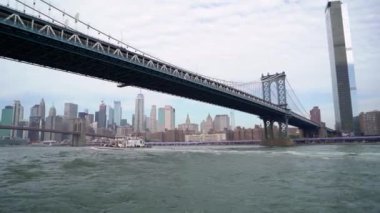 New York 'ta tekne gezisi, Usa. Hudson Körfezi, Brooklyn ve Manhattan Köprüsü.