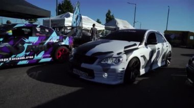Saint-Petersburg, Rusya - 28 Temmuz 2019: araba drift show açık hava. Kraliyet otomobil fuarı etkinliği.