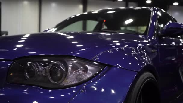 Světlomet modrého auta. Vylaďování automobilů. Luxusní kupé. — Stock video