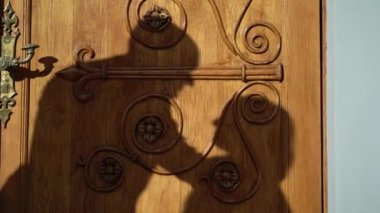 Güzel çift gölgesi. İnsanlar yaz günü dışarı çıkıyorlar. Gelin ve damadın silueti sarılıyor