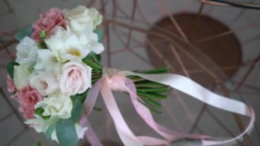 Bir buket beyaz ve pembe gül. Gelinin düğün buketi. Yeni evlilerin sabah hazırlıkları. Çiçek aranjmanı