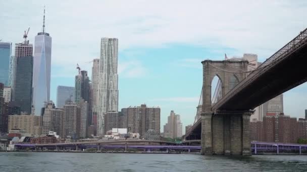 Perjalanan dengan perahu di kota New York, Amerika Serikat. Hudson Bay, jembatan Brooklyn dan menara Lower Manhattan — Stok Video