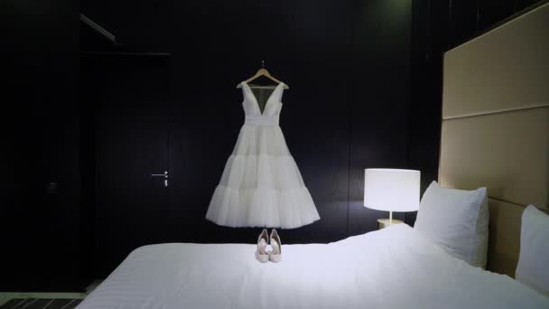 신부를 위한 고급 웨딩 드레스. 신부 흰옷. — 비디오