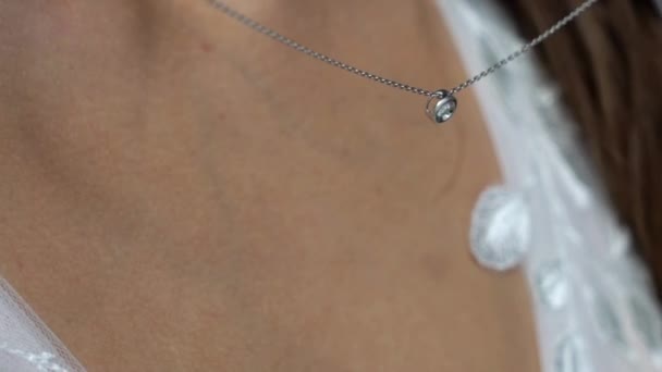 Junge Braut legte Luxus-Halskette auf ihre Brust. Hochzeitsvorbereitung der jungen Frau — Stockvideo