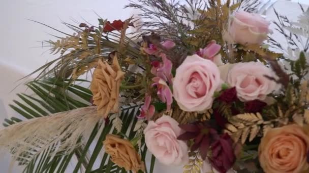 Pernikahan menerima bunga dihiasi perjamuan . — Stok Video