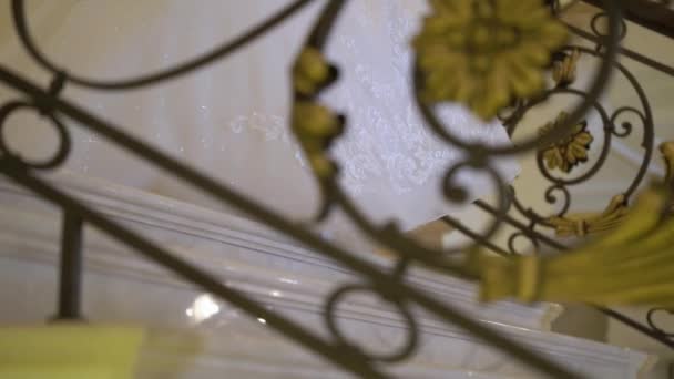 Jonge bruid in witte trouwjurk komt de trap af — Stockvideo