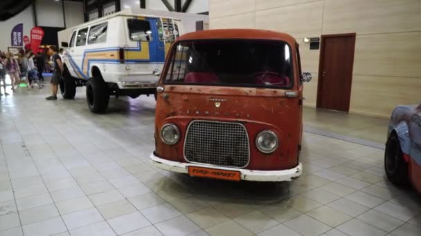 Saint-petersburg, russland - 28. juli 2019: ford transit retro alter auto minivan. Autotuning. Royale Automesse. — Stockvideo