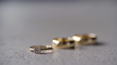 Evlilik yüzükleri. Bir çift evlilik sembolü. Gelin ve damadın karı koca olma aşkı. Evlilik sembolü.