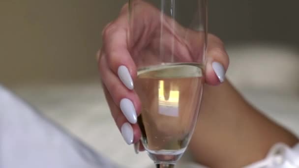 Personne tenant en main un verre de vin ou de champagne ou une autre boisson alcoolisée 