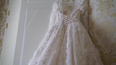 Gelin için lüks gelinlik. Gelin beyaz elbisesi.