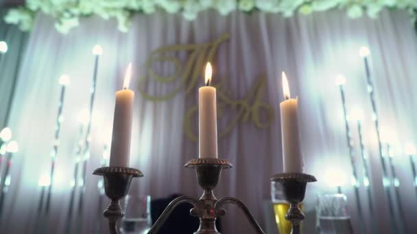 Свечи за обеденным столом на вечеринке . — стоковое видео