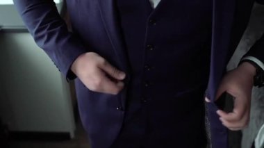 Genç adam ceketini giydi. Kutlama, iş toplantısı ya da düğün için giyinme