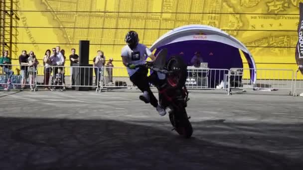 SAINT-PETERSBURG, RUSSIA - 28 LUGLIO 2019: Stunt riding motor show. Motociclisti su moto, moto, moto e atv — Video Stock